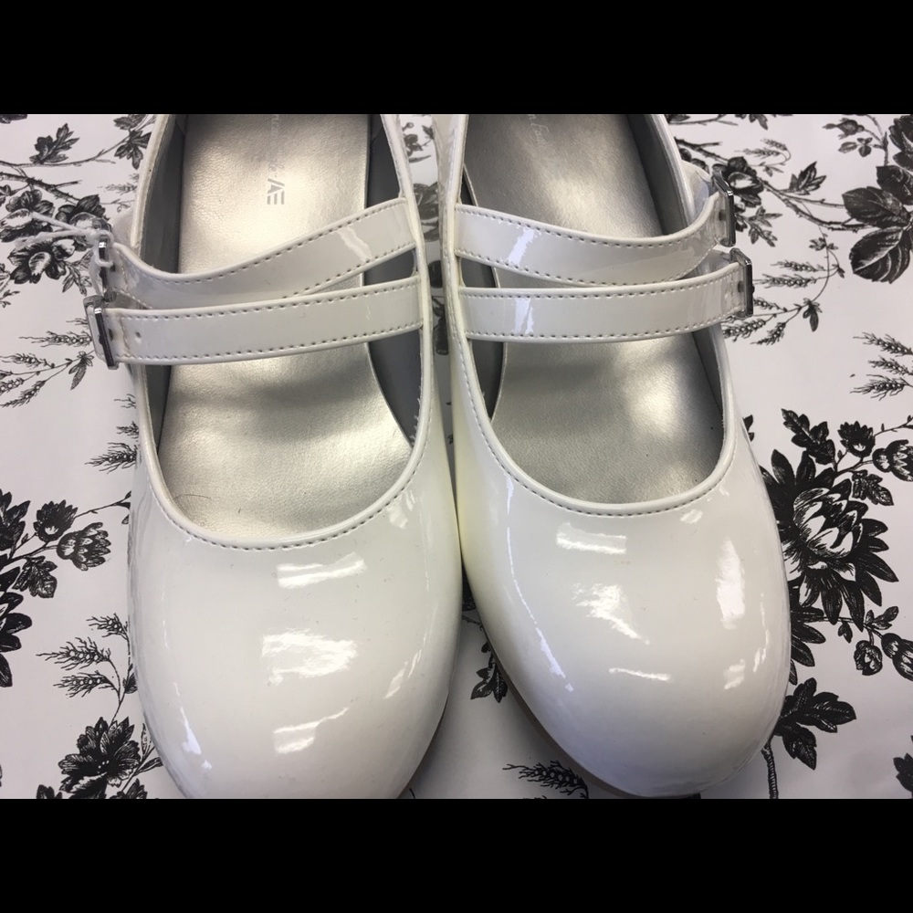 American Eagle Girls dressed up shoes with heels.